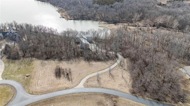 16371 Lake Point Drive, Bonner Springs, KS 66012