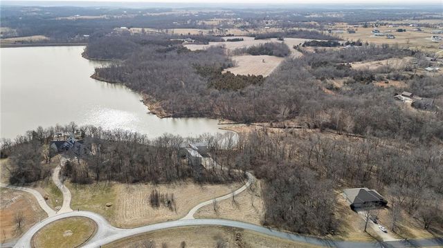 16371 Lake Point Drive, Bonner Springs, KS 66012