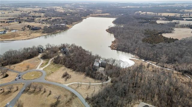 16371 Lake Point Drive, Bonner Springs, KS 66012