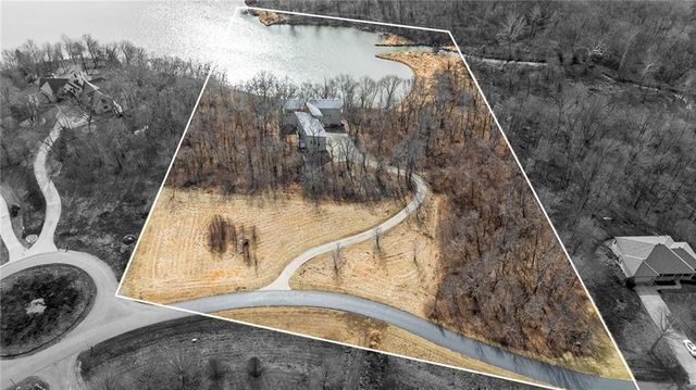 16371 Lake Point Drive, Bonner Springs, KS 66012