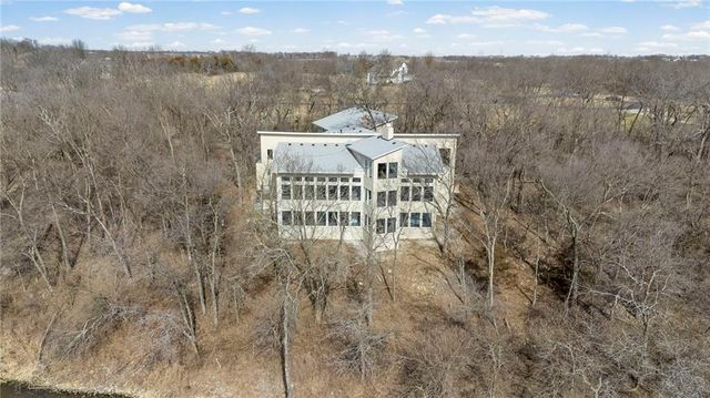 16371 Lake Point Drive, Bonner Springs, KS 66012