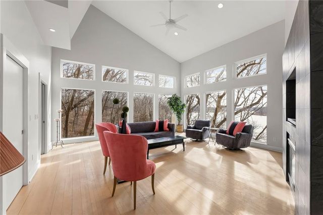 16371 Lake Point Drive, Bonner Springs, KS 66012