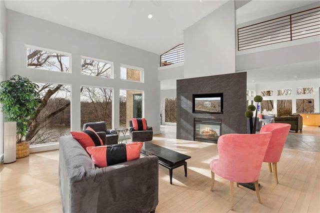 16371 Lake Point Drive, Bonner Springs, KS 66012