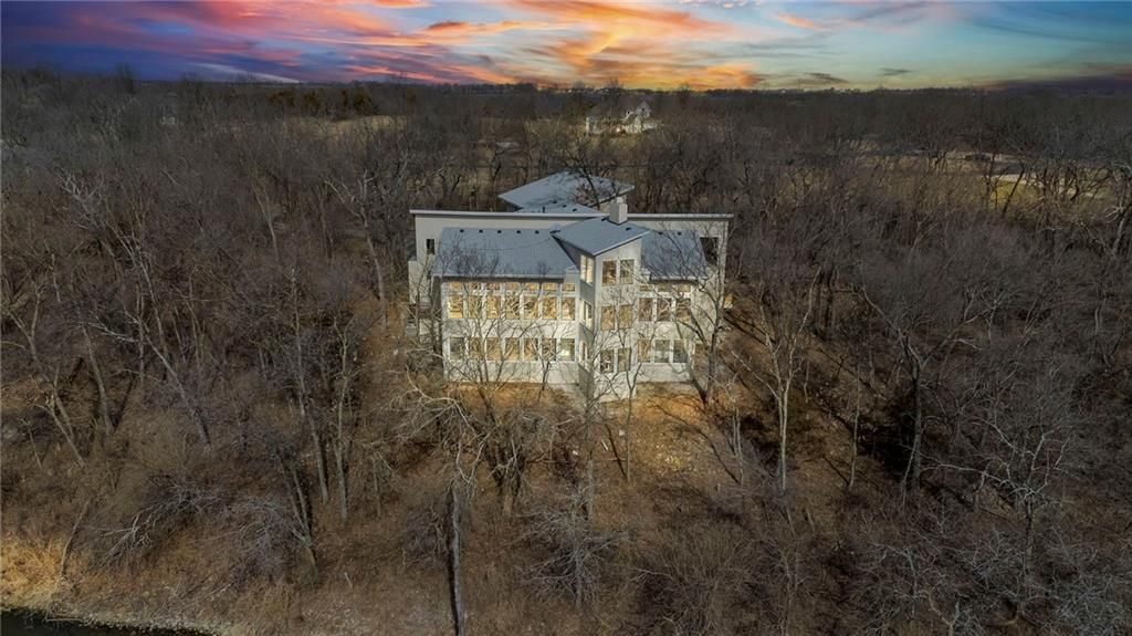 16371 Lake Point Drive, Bonner Springs, KS 66012