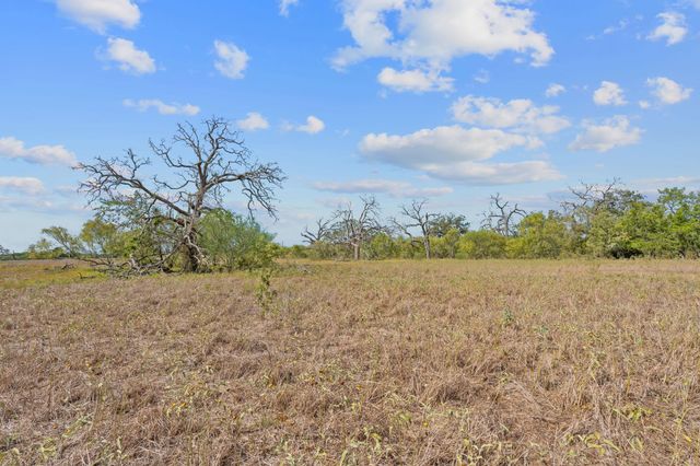1177 County Road 402, Flatonia, TX 78941