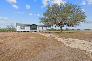 1177 County Road 402, Flatonia, TX 78941