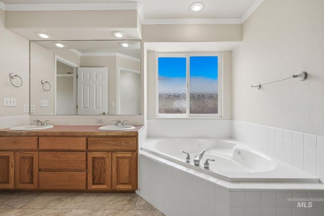 2247 E Gleneagle Dr, Eagle, ID 83616