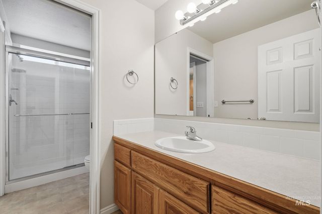 2247 E Gleneagle Dr, Eagle, ID 83616