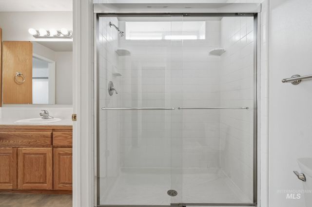 2247 E Gleneagle Dr, Eagle, ID 83616