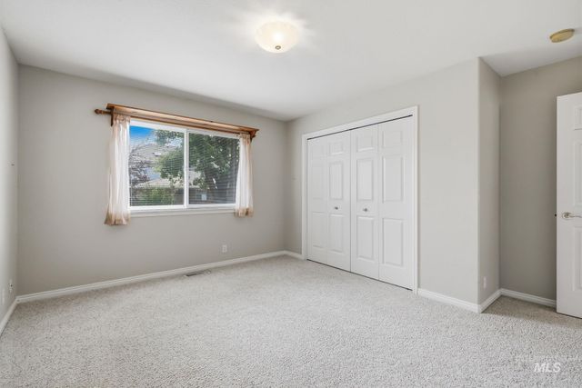 2247 E Gleneagle Dr, Eagle, ID 83616