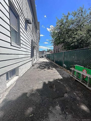 18811 Dunkirk Drive, Saint Albans, NY 11412