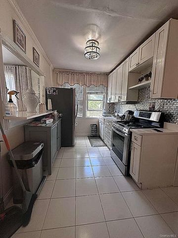 18811 Dunkirk Drive, Saint Albans, NY 11412