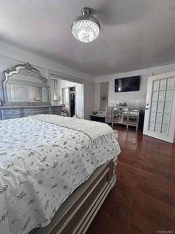 18811 Dunkirk Drive, Saint Albans, NY 11412