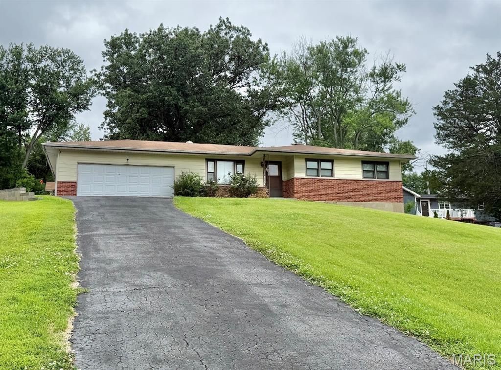 7127 Becker Road, Oakville, MO 63129