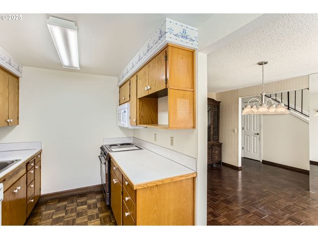 220 Ne VILLAGE SQUIRE Ave 12, Gresham, OR 97030