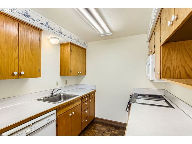 220 Ne VILLAGE SQUIRE Ave 12, Gresham, OR 97030