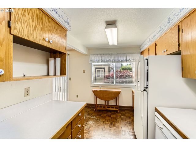 220 Ne VILLAGE SQUIRE Ave 12, Gresham, OR 97030