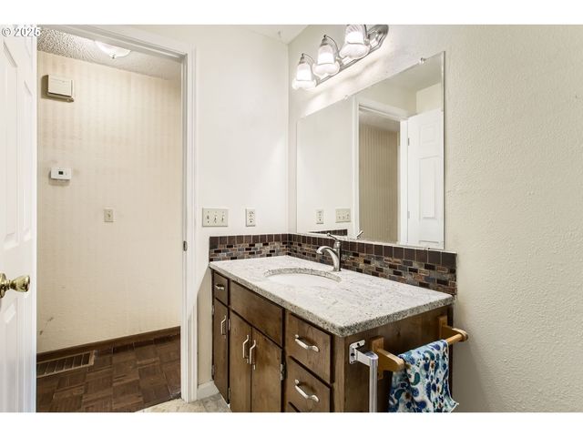 220 Ne VILLAGE SQUIRE Ave 12, Gresham, OR 97030