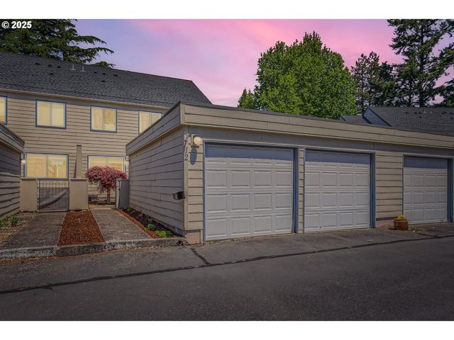 220 Ne VILLAGE SQUIRE Ave 12, Gresham, OR 97030