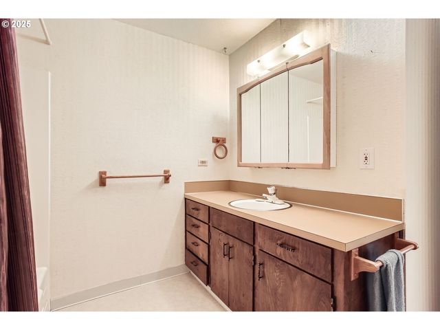 220 Ne VILLAGE SQUIRE Ave 12, Gresham, OR 97030