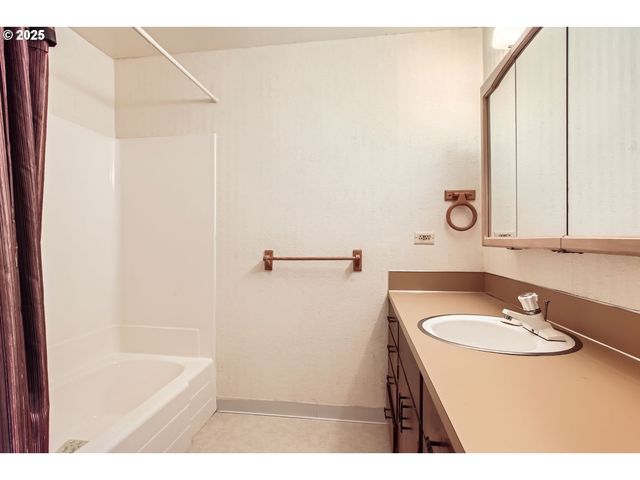 220 Ne VILLAGE SQUIRE Ave 12, Gresham, OR 97030