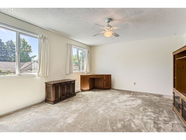 220 Ne VILLAGE SQUIRE Ave 12, Gresham, OR 97030