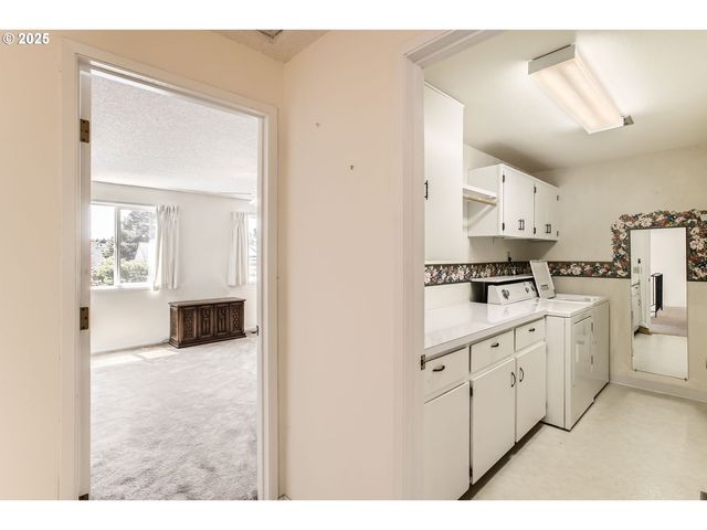 220 Ne VILLAGE SQUIRE Ave 12, Gresham, OR 97030