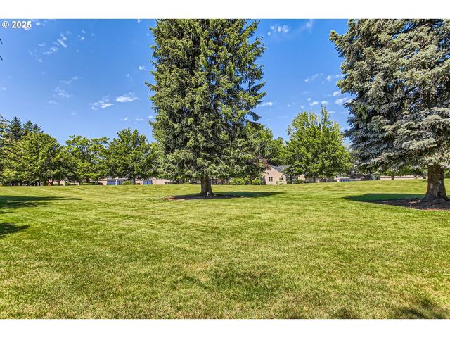 220 Ne VILLAGE SQUIRE Ave 12, Gresham, OR 97030