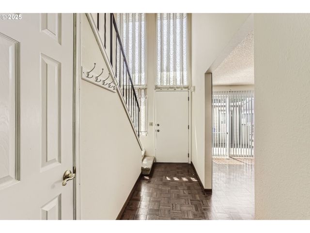 220 Ne VILLAGE SQUIRE Ave 12, Gresham, OR 97030