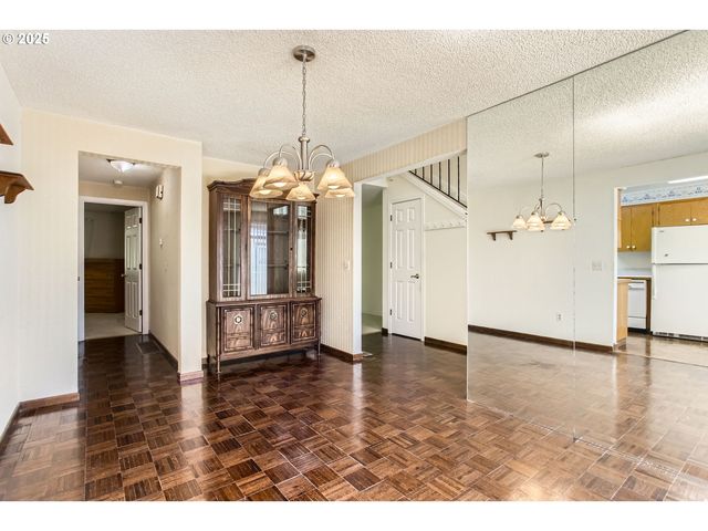 220 Ne VILLAGE SQUIRE Ave 12, Gresham, OR 97030