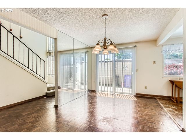 220 Ne VILLAGE SQUIRE Ave 12, Gresham, OR 97030