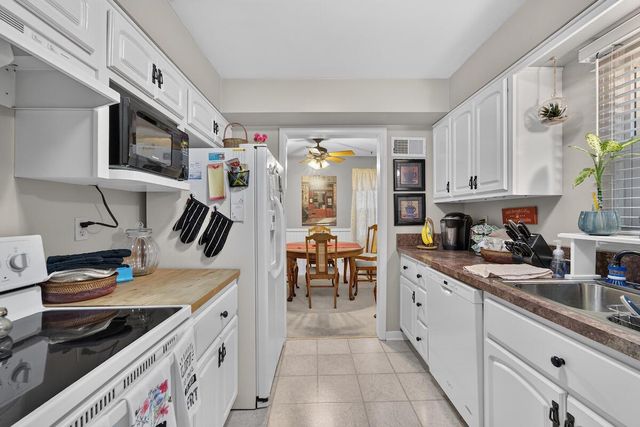 201 N Oakland AVENUE, Burlington, WI 53105