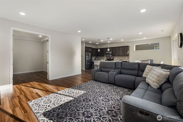 33305 Glacier Avenue SE, Black Diamond, WA 98010