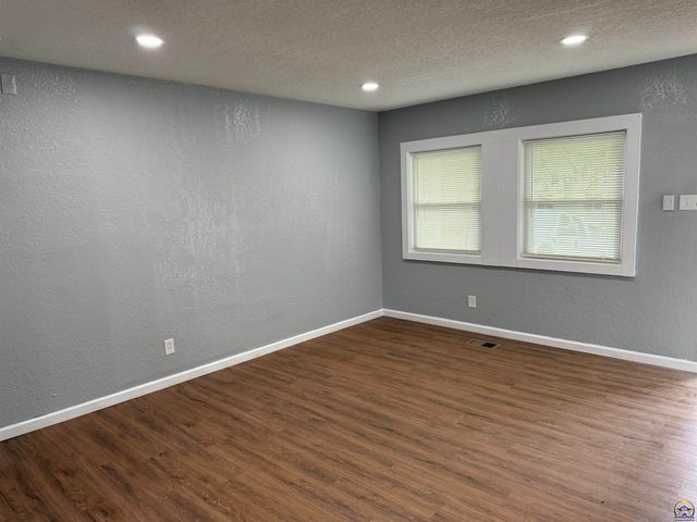 3542 SW Kerry AVE, Topeka, KS 66611