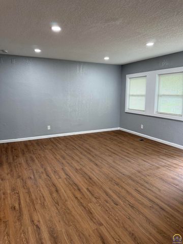 3542 SW Kerry AVE, Topeka, KS 66611