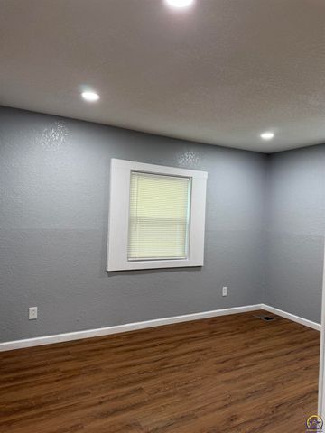 3542 SW Kerry AVE, Topeka, KS 66611