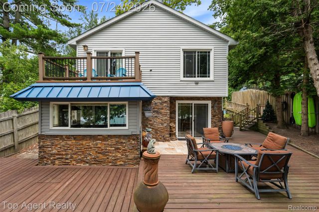 312 Beach Drive, Oakland Charter Township, MI 48363