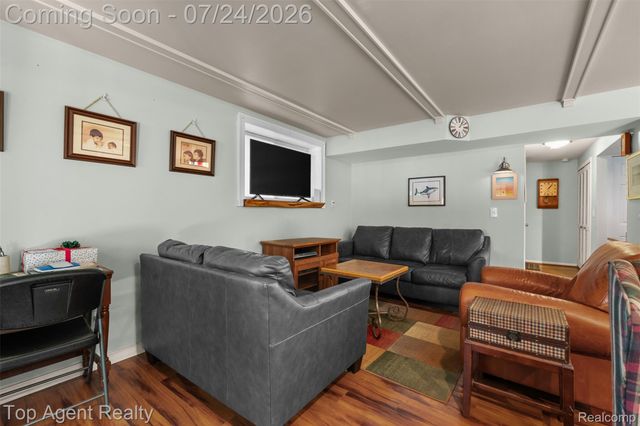 312 Beach Drive, Oakland Charter Township, MI 48363
