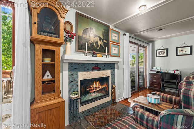 312 Beach Drive, Oakland Charter Township, MI 48363