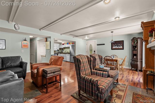 312 Beach Drive, Oakland Charter Township, MI 48363