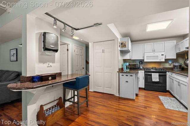 312 Beach Drive, Oakland Charter Township, MI 48363