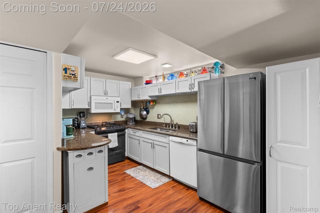 312 Beach Drive, Oakland Charter Township, MI 48363