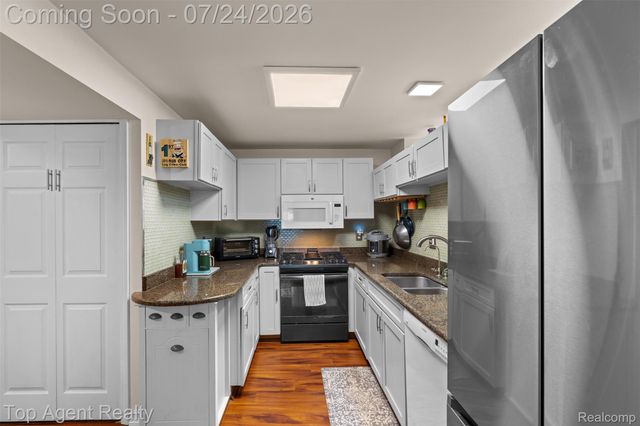 312 Beach Drive, Oakland Charter Township, MI 48363