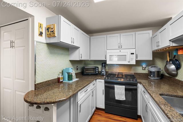 312 Beach Drive, Oakland Charter Township, MI 48363