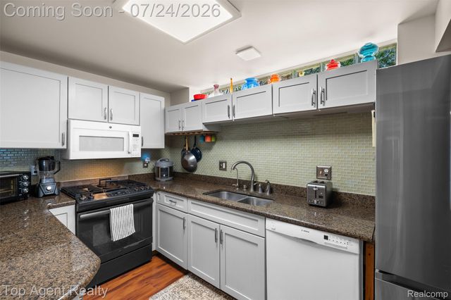 312 Beach Drive, Oakland Charter Township, MI 48363