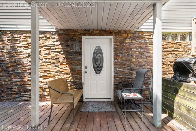 312 Beach Drive, Oakland Charter Township, MI 48363