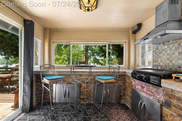 312 Beach Drive, Oakland Charter Township, MI 48363
