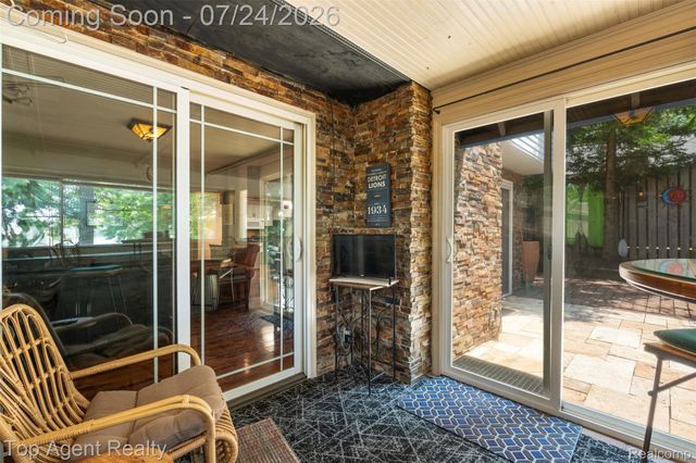 312 Beach Drive, Oakland Charter Township, MI 48363