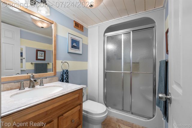 312 Beach Drive, Oakland Charter Township, MI 48363
