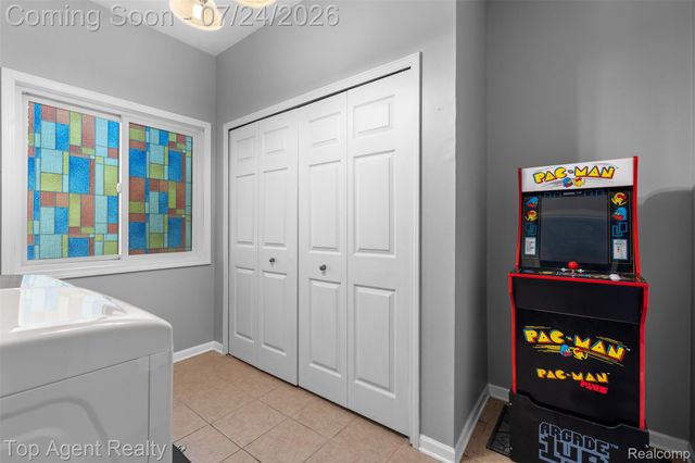 312 Beach Drive, Oakland Charter Township, MI 48363